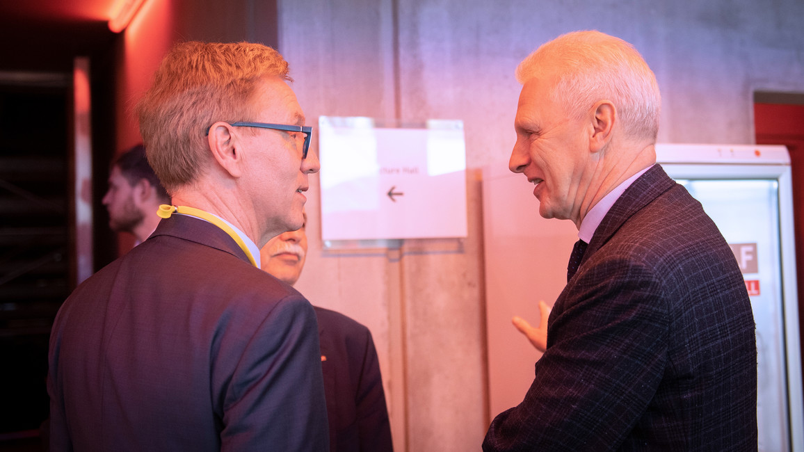 Wolf-Dieter Lukas, Staatssekretär im Bundesministerium für Bildung und Forschung, im Gespräch mit dem früheren russischen Bildungsminister Andrei Alexandrowitsch Fursenko.