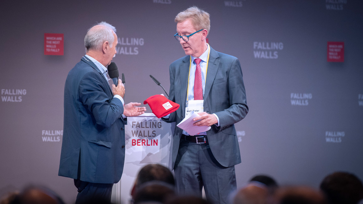 Traditionell wird jedem Redner nach seiner Rede das Give away der jeweiligen Falling Walls Conference überreicht. In diesem Jahr ist es eine Wollmütze mit der Aufschrift: "Protecting Free Thinking".