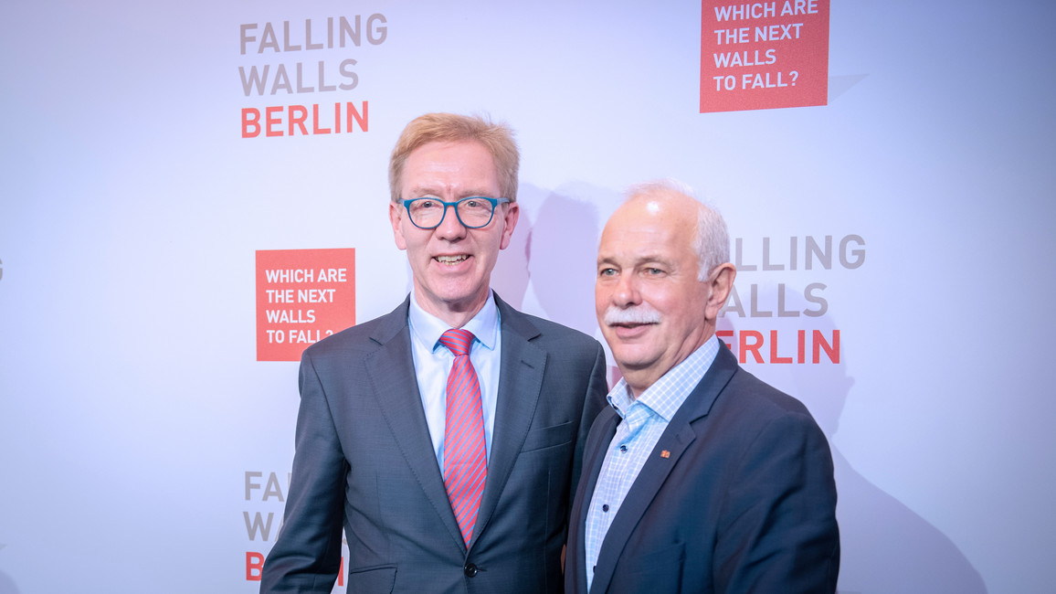 Wolf-Dieter Lukas, Staatssekretär im Bundesministerium für Bildung und Forschung, wird von Jürgen Mlynek, Kuratoriumsvorsitzender der Falling Walls Foundation, begrüßt.