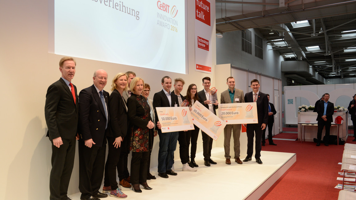 Bundesministerin Johanna Wanka mit den Gewinnern des CeBIT Innovation Award 2016